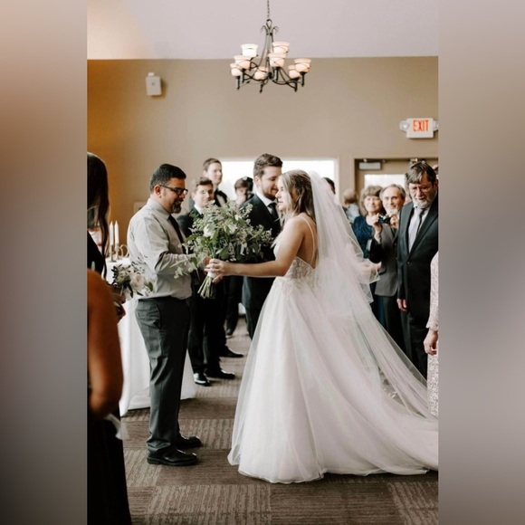 Galina Signature Wedding Dress SIZE 4 - Picture 4 of 8